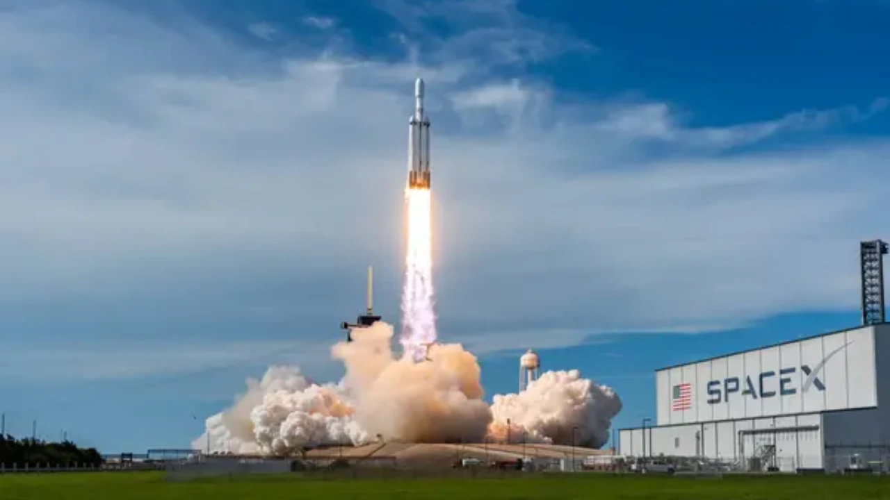 SpaceX впервые вывела космический корабль на орбиту, но полёт завершился пожаром