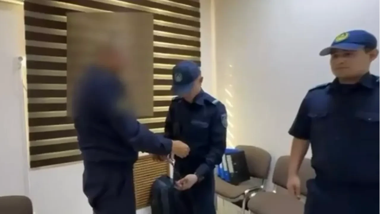 Пятерых военных командиров заключили в изолятор Актау