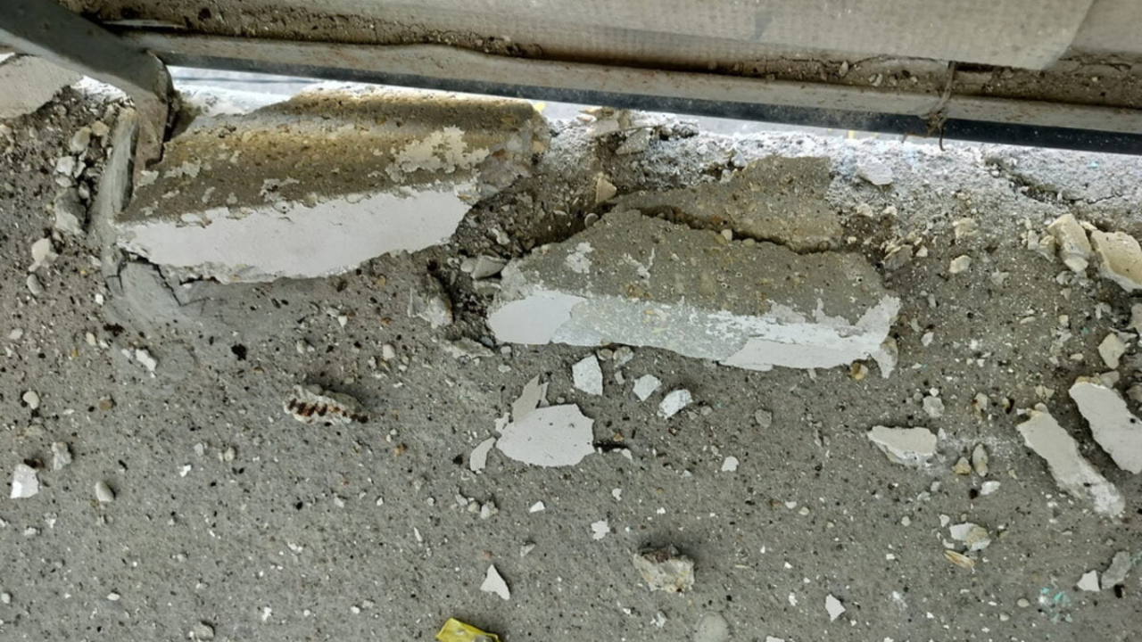 «Боимся за свою жизнь»: в Актау с фасада дома рухнули бетонные глыбы